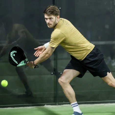 Eins og millum jól og nýggjar skipar Padel Forum fyri padelkapping í høvuðsstaðnum. Áhugin fyri ítróttinum er vaksandi (Mynd: Sverri Egholm)
