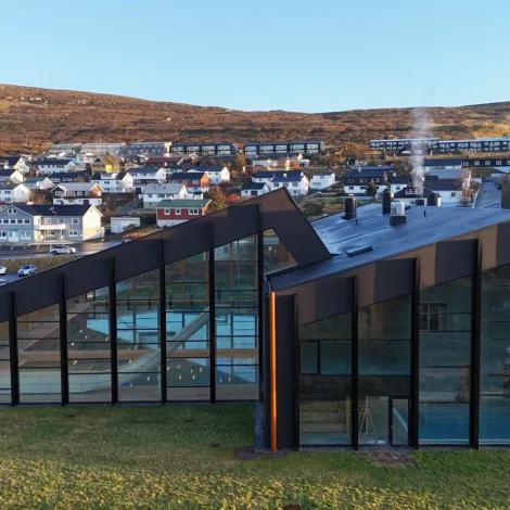 Hátíðarhald fyri svimjihøllini í dag