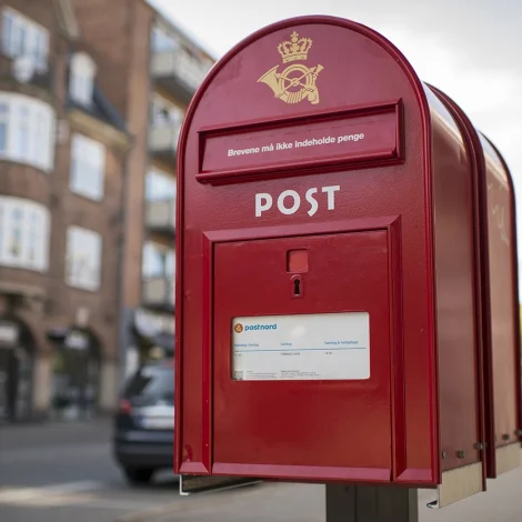 Posturin gevst at bera brøv út í Danmark