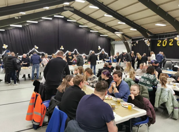 600 fólk til borðs í Vágshøll fyrrapartin (Mynd: Nýggjárshaldið í Vági)