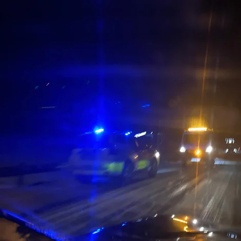 Bussur farin útav vegnum - vegurin stongdur eina løtu