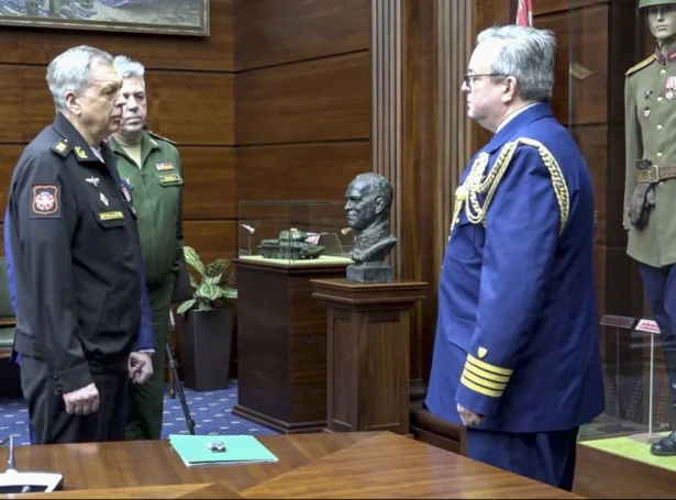 Her handar GRU-ovastin, Igor Kostjukov, próvtilfarið til hernaðarsendimannin á amerikansku sendistovuni í Moskva (Mynd: EPA)