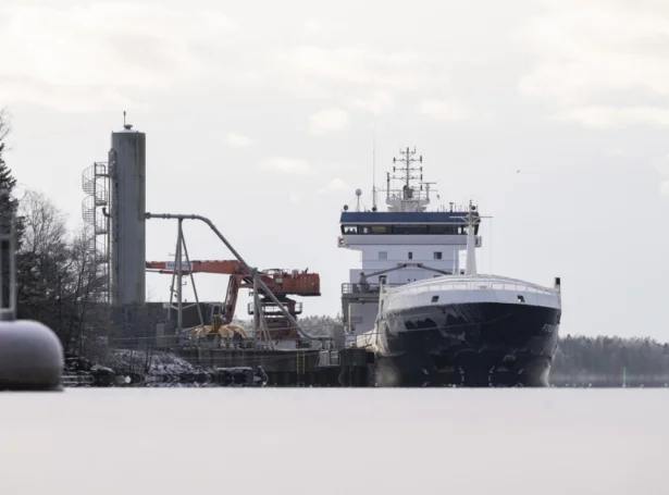 Fitburg liggur í løtuni í havnini í Kantvik, sum er stongd fyri almenninginum (Mynd: EPA)