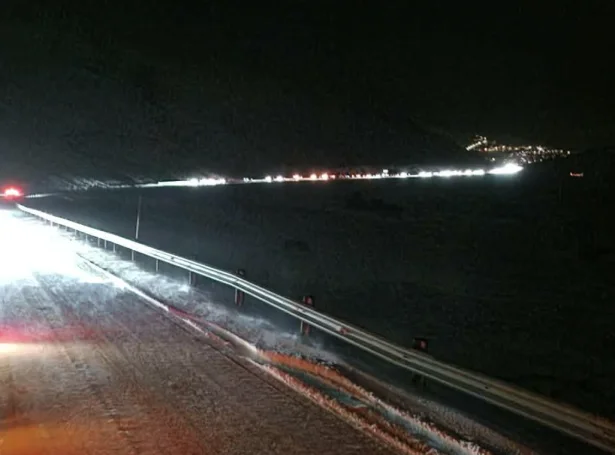 Bilrøðin á hálsinum í Sandavági fyrr í kvøld, tá ein bilur var farin av vegnum