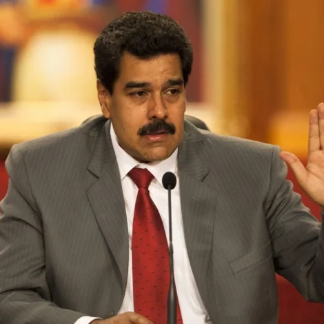 Maduro skuldsettur fyri smugling og varðveitslu av vápnum
