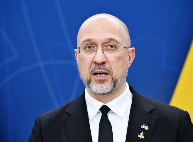 Denys Sjmyhal, sum hevur verið ukrianskur verjumálaráðharri síðan juli 2025, skal í annað embæti, sigur ukrainski forsetin, Volodymyr Zelenskyj (Mynd: EPA)