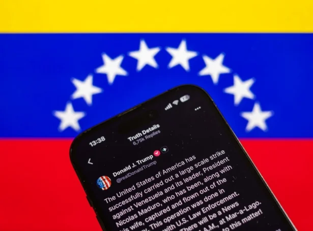 Amerikanski forsetin, Donald Trump boðaði í dagføring á Truth Social frá, at USA hevði tikið forsetan í Venesuela og konu hansara til fanga (Mynd: EPA)