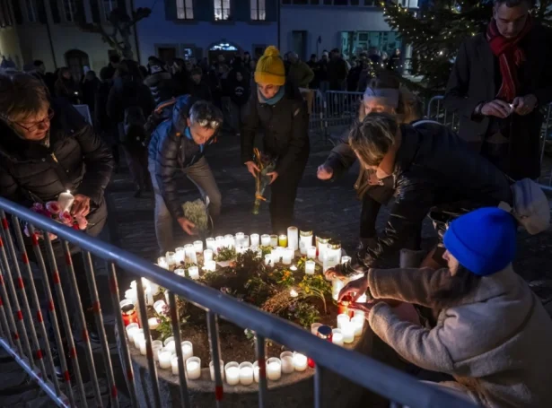 Fólk minnist tey, sum lótu lív í eldsbrunanum hósnáttina (Mynd: EPA)