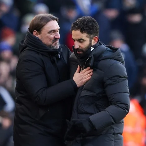 Leeds-venjarin Daniel Farke takkar Ruben Amorim fyri dystin sunnudagin, sum endaði við javnleiki 1-1 (Mynd: EPA)