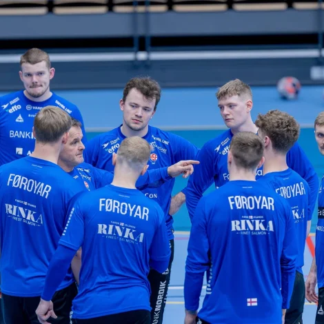 Peter Bredsdorff-Larsen hevur havt nógvar mans at ráða yvir til seinastu venjingarnar. Frá nú av verður tað tó bert EM-hópurin, sum skal venja og annað saman (Mynd: Hondbóltssamband Føroya)
