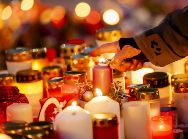 Fólk tendra ljós fyri at minnast tey, sum doyðu nýggjársnáttina (Mynd: EPA)