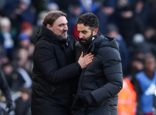 Leeds-venjarin Daniel Farke takkar Ruben Amorim fyri dystin sunnudagin, sum endaði við javnleiki 1-1 (Mynd: EPA)