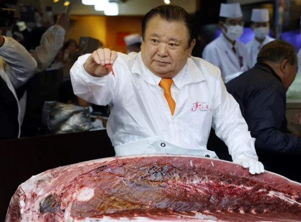 Kiyoshi Kimura, forstjóri í matstovuketuni Sushi-Zanmai, fær sær fyrsta bitan av dýra tunfiskinum (Mynd: EPA)