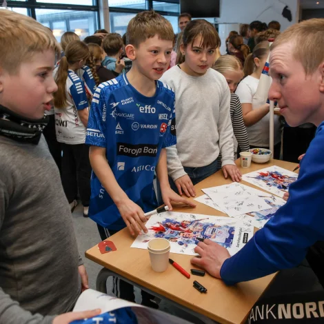 Liðformaðurin Pauli Jacobsen skrivar autografar og tosar við dreingir úr Eysturkommunu (Mynd: Sverri Egholm)