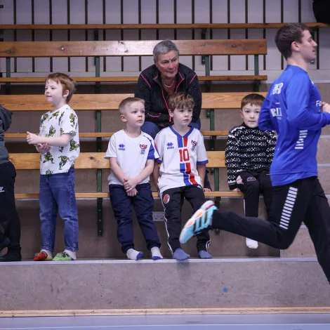 Elias Ellefsen á Skipagøtu rann intervall-renning uttanfyri síðulinjuna, meðan liðfelagirnir spældu hondbólt - nøkur børn komu eisini at fylgja við venjingini (Mynd: Sverri Egholm)