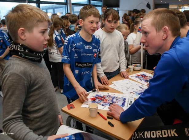 Liðformaðurin Pauli Jacobsen skrivar autografar og tosar við dreingir úr Eysturkommunu (Mynd: Sverri Egholm)