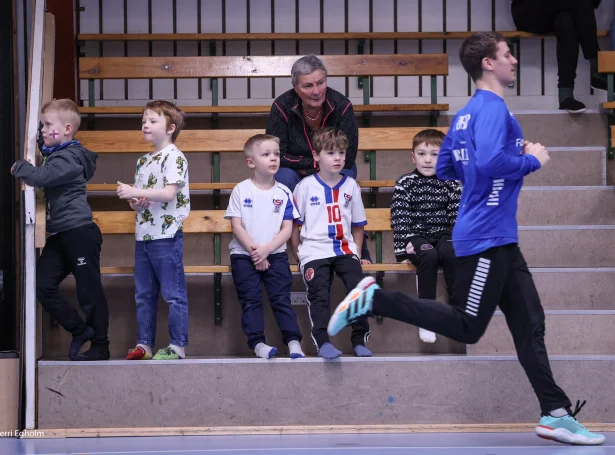 Elias Ellefsen á Skipagøtu rann intervall-renning uttanfyri síðulinjuna, meðan liðfelagirnir spældu hondbólt - nøkur børn komu eisini at fylgja við venjingini (Mynd: Sverri Egholm)