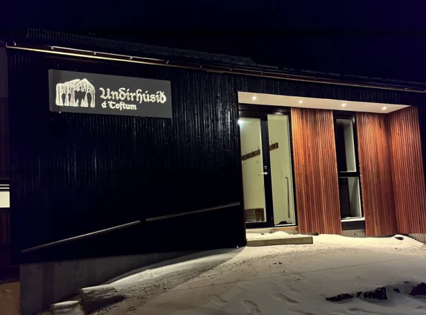 Borgarafundurin verður í Undirhúsinum á Toftum (Mynd: Nes kommuna)