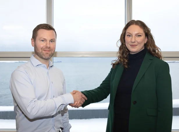 Jógvan Ósa, stjóri í Bústøðum og nevndarformaður í Heimbýli og Elsa Berg, borgarstjóri í Tórshavnar kommunu (Mynd: Tórshavnar kommuna)