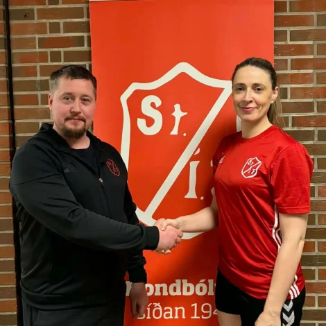 Poula Dulavík Berg spældi leingi í fremstu røð hjá StÍF. Sum skilst er Poula Dulavík Berg fyrsti føroyski kvinnuligi høvuðsvenjari hjá StÍF-kvinnunum - her saman við Ega Danielsen, formanni, eftir at sáttmálin er undirskrivaður (Mynd: StÍF- Stranda Ítróttarfelag)