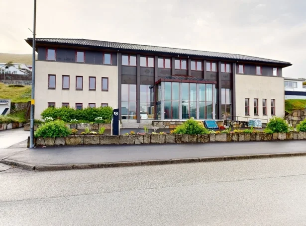 Fyrrverandi bankabygningurin á Heiðavegi 54 er nýggja ráðhúsið hjá Runavíkar kommunu