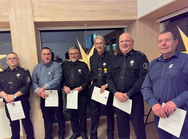 Heiðraðir við silvurheiðursmerki og takkarskrivi frá landsstýrismanninum