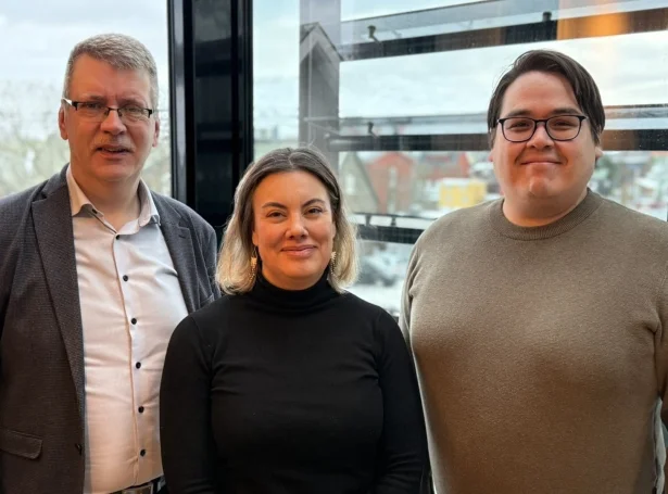 Helgi Abrahamsen, næstformaður í Rættarnevnd Løgtingsins, Naaja H. Nathanielsen, landsstýriskvinna í lógarmálum í Naalakkersuisut og Aqqalu C. Jerimiassen, formaður í Rættarnevndini í Inatsisartut