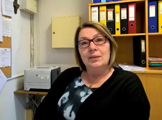 - Hyggja vit rundan um okkum, er týskt eitt stórt mál, eisini í skúlunum. Eftir mínum tykki eiga vit í Føroyum at hava fýra mál; vit eru so lítil partur av heiminum, at tað er ein fyrimunur hjá okkum at duga fleiri mál, sigur Aslaug Olsen, skúlastjóri (Mynd: skulabladid.fo)