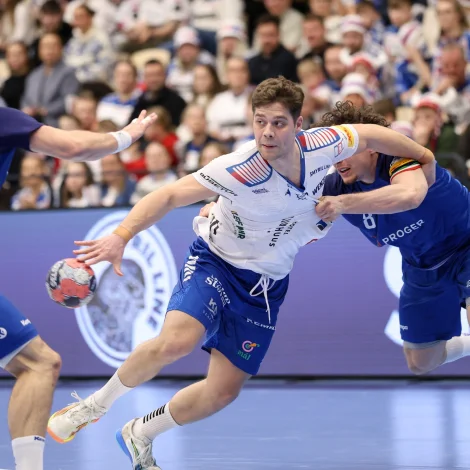 Pauli Mittún og aðrir skulu seinni í dag í gongd við virðismiklar dystarminuttir undan endaspælinum, sum fyri Føroyar byrjar fríggjakvøldið. Nógv í Føroyum fara nú at ynskja liðnum góða ferð (Mynd: Sverri Egholm)