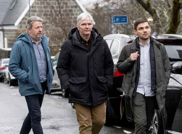 Umboðini frá Fíggjarmálaráðnum í rættinum fríggjadagin (Mynd: Sverri Egholm)