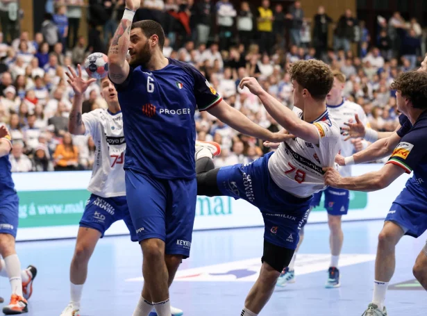 Óli Mittún finnur snilt Teis Horn Rasmussen í einari ógvuliga góðari føroyskari løtu, tá man fór frá Italia - hetta helt tó ikki (Mynd: Sverri Egholm)