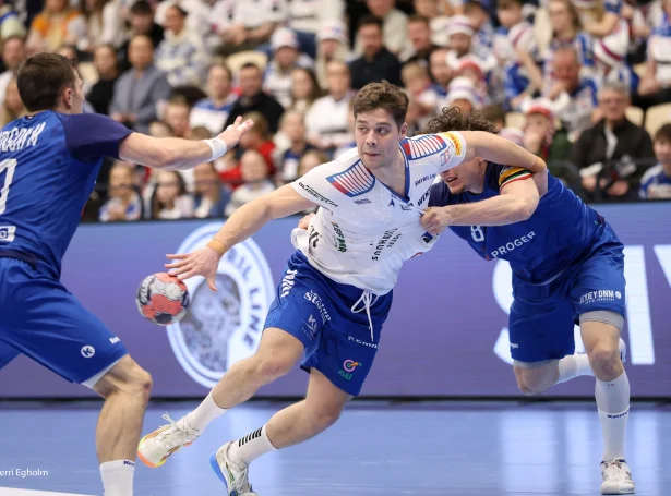 Pauli Mittún og aðrir skulu seinni í dag í gongd við virðismiklar dystarminuttir undan endaspælinum, sum fyri Føroyar byrjar fríggjakvøldið. Nógv í Føroyum fara nú at ynskja liðnum góða ferð (Mynd: Sverri Egholm)