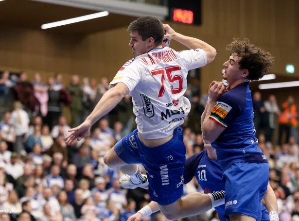 Rói Ellefsen á Skipagøtu vísti seg væl fram í landsdystunum móti Italia undan EM-endaspælinum, og móti Sveis spældi snildi spælskiparin sínar fyrstu endaspælsminuttir. - sum skilst spælir hann ikki leingi afturat í Svøríki (Mynd: Sverri Egholm)