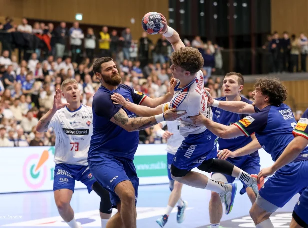 Føroyar og Italia, sum undan EM spældu venjingardystir, verða millum tey tjúgu londini, sum í mai skulu spæla um 10 evropeisk HM-pláss. Sum tað sær út nú, verða Føroyar styrkismettar, meðan Italia ikki verður (Mynd: Sverri Egholm)