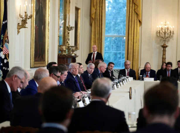 Oljustjórar á fundi við Trump og hansara fólk. Mynd Washington Post