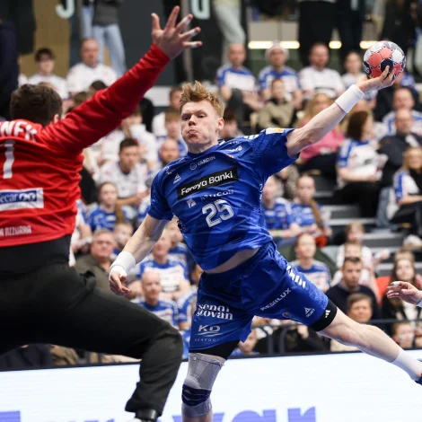 Í morgun fara Vilhelm Poulsen og hinir á flog aftur - fríggjakvøldið bíðar fyrsta uppgávan í Oslo-útryðuni (Mynd: Sverri Egholm)