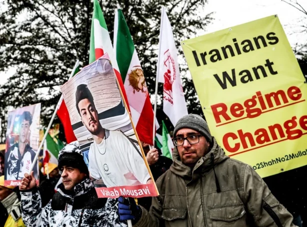 Mótmælisfólk uttanfyri iransku sendistovuni í Berlin (Mynd: EPA)