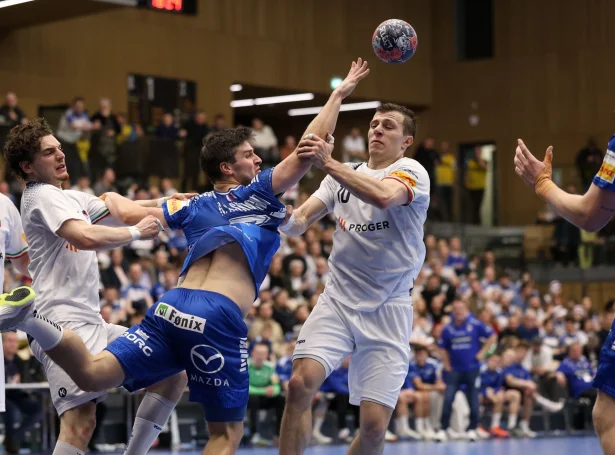 Rói Ellefsen á Skipagøtu við flottum uppleggi móti endanum, tá føroyingar vístu kynismu og avgjørdu dystin (Mynd: Sverri Egholm)