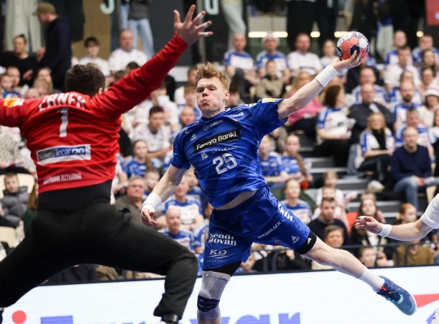 Í morgun fara Vilhelm Poulsen og hinir á flog aftur - fríggjakvøldið bíðar fyrsta uppgávan í Oslo-útryðuni (Mynd: Sverri Egholm)