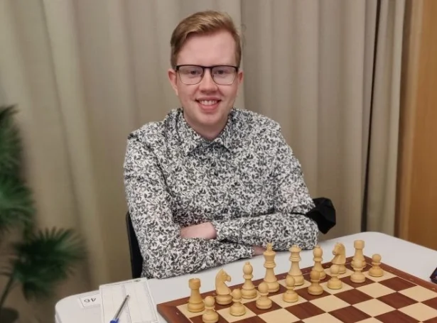 27 ára gamli íslendingurin Símun Þórhallsson vann talvkappingina Janus Open II á Eiði um vikuskiftið (Mynd: Talvsamband Føroya)