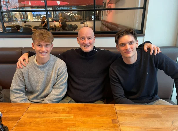 Oliver Klemensen Bødker (t.v.) og Sebastian Dalby Wille (t.h) saman við Michael Schjønberg, venjara hjá 07 Vestur. Nýggu danirnir eru í dag komnir til landið (Mynd: 07 Vestur)