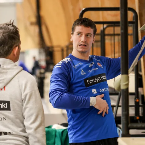 Í sambandi við venjingina í dag sást Elias á Skipagøtu fyrst gera øvilsir eitt sindur fyri seg sjálvan - økslin er í betri standi nú, men tíðin til endaspælið styttist í hvørjum (Mynd: Sverri Egholm)