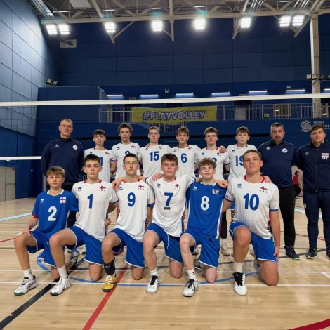 Føroyska liðið spælir aftur í dag kl. 17.00 ímóti Norðurírlandi, ímeðan Skotland og Írland leika - tað snýr seg um í minsta lagi at enda nummar tvey í bólkinum fyri at koma víðari