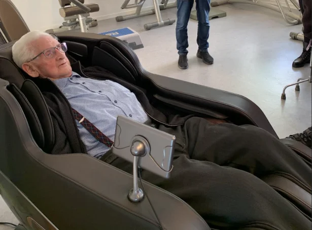 Aldursforsetin í Lions Suðuroy, hin 98 ára gamli Einar Larsen, roynir ein av massasjustólunum