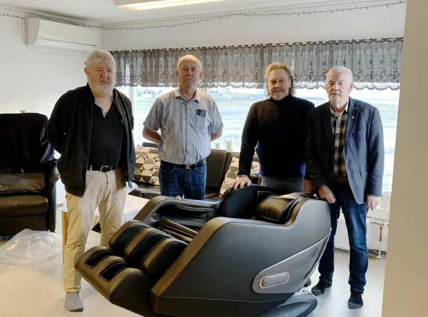 Lionslimirnir, frá vinstru, Martin í Nesi, John Berg, Hans Pauli Henryson og Bent Albinus, forseti, við einum av teimum trimum nýggju massasjustólunum