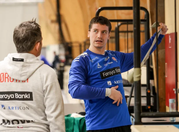 Í sambandi við venjingina í dag sást Elias á Skipagøtu fyrst gera øvilsir eitt sindur fyri seg sjálvan - økslin er í betri standi nú, men tíðin til endaspælið styttist í hvørjum (Mynd: Sverri Egholm)