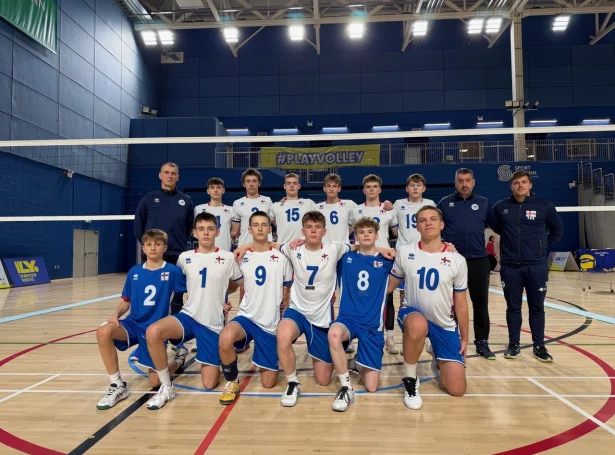 Føroyska liðið spælir aftur í dag kl. 17.00 ímóti Norðurírlandi, ímeðan Skotland og Írland leika - tað snýr seg um í minsta lagi at enda nummar tvey í bólkinum fyri at koma víðari