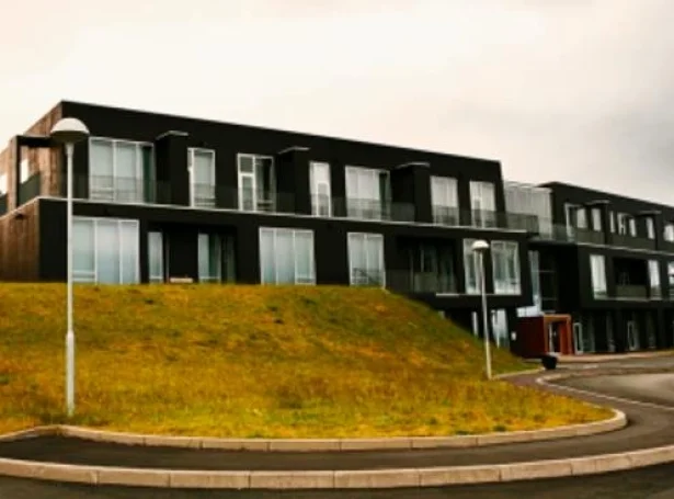 Nú er greitt, at pláss verður fyri 96 børnum í 1. flokki skúlaárið 2026/27 á Fløtum, tí kommunan hevur undantak frá næmingahámarkinum (Mynd: torshavn.fo)