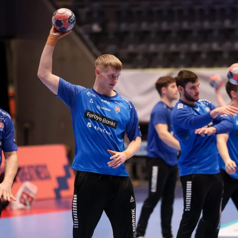 Ísak Vedelsbøl til venjing í Unity leikhøllini í gjár - í morgin spælir nú seldi Savehof-spælarin dyst har (Mynd: Sverri Egholm)