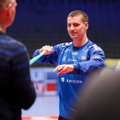 Elias Ellefsen á Skipagøtu hevur ikki spælt ein dyst í fýra vikur, men seinastu dagarnar hevur spælskiparin vant meira og meira (Mynd: Sverri Egholm)